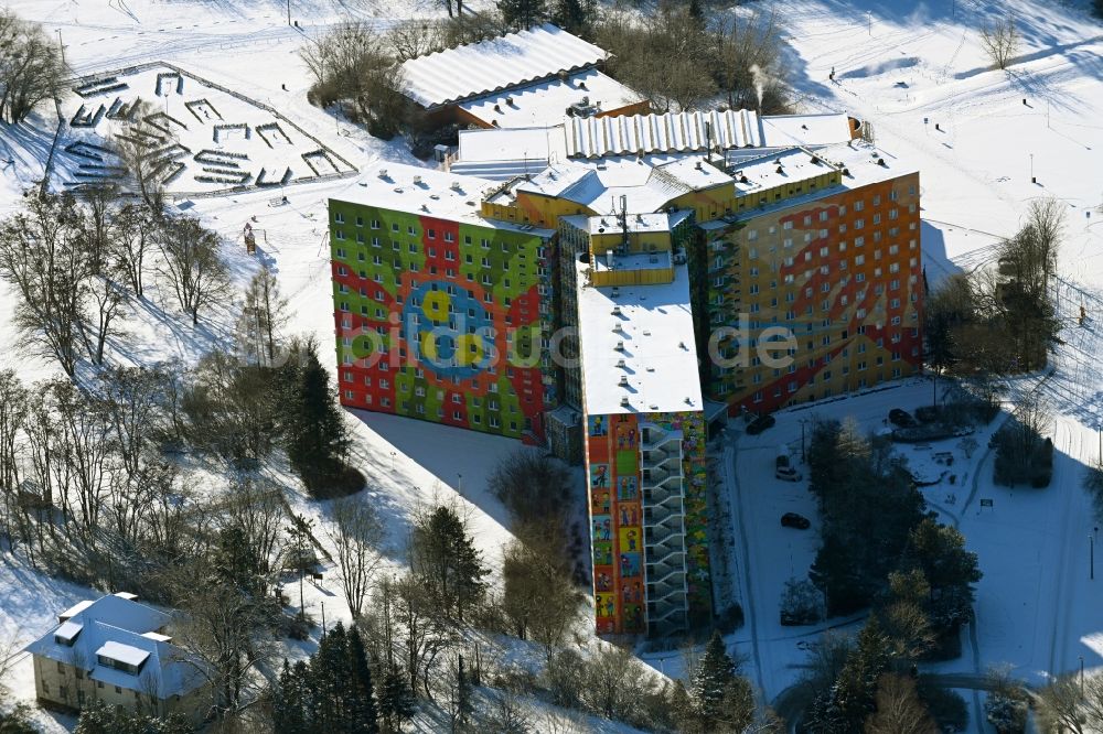 Templin von oben - Winterluftbild Gebäudekomplex der Hotelanlage AHORN Seehotel Templin in Templin im Bundesland Brandenburg, Deutschland