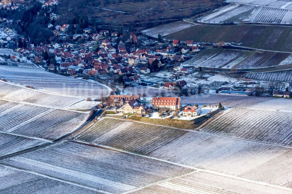 Leinsweiler aus der Vogelperspektive: Winterluftbild Gebäudekomplex der Hotelanlage Leinsweiler Hof in Leinsweiler im Bundesland Rheinland-Pfalz, Deutschland