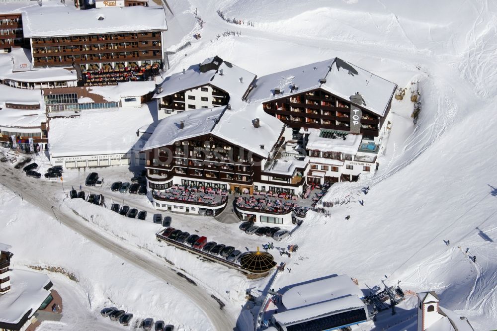 Gurgl aus der Vogelperspektive: Winterluftbild Gebäudekomplex der Hotelanlage Skigebiet Hochgurl-Obergurgl in Gurgl im Ötztal in Tirol, Österreich
