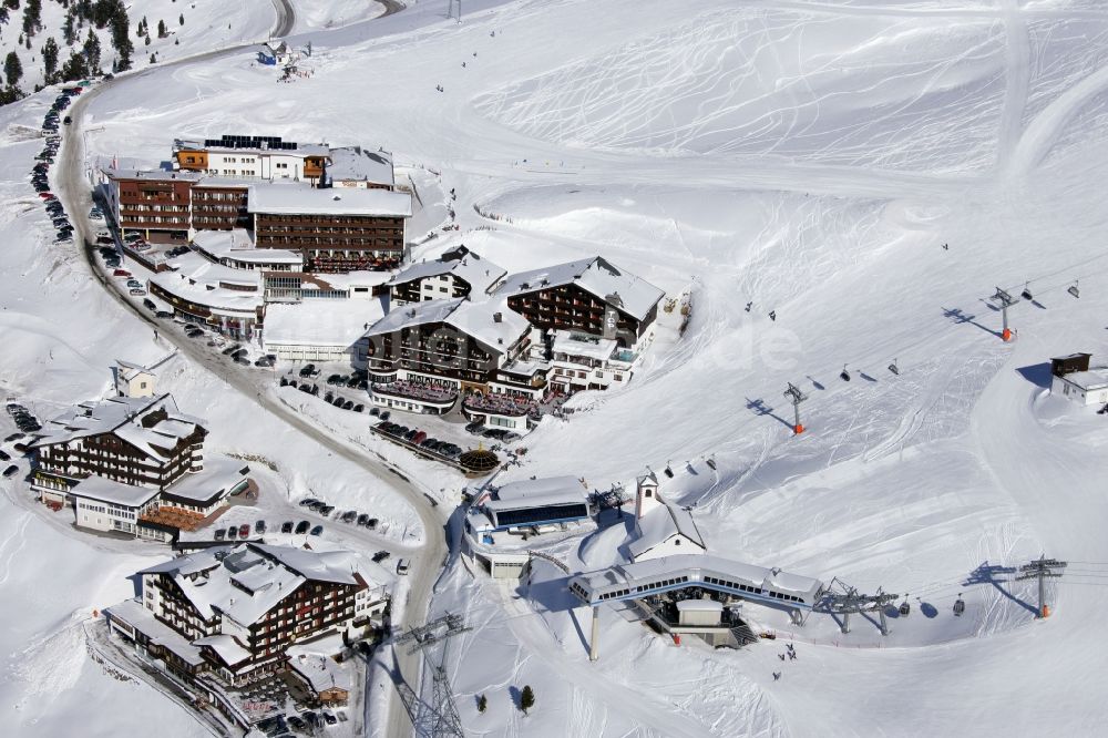 Luftaufnahme Gurgl - Winterluftbild Gebäudekomplex der Hotelanlage Skigebiet Hochgurl-Obergurgl in Gurgl im Ötztal in Tirol, Österreich