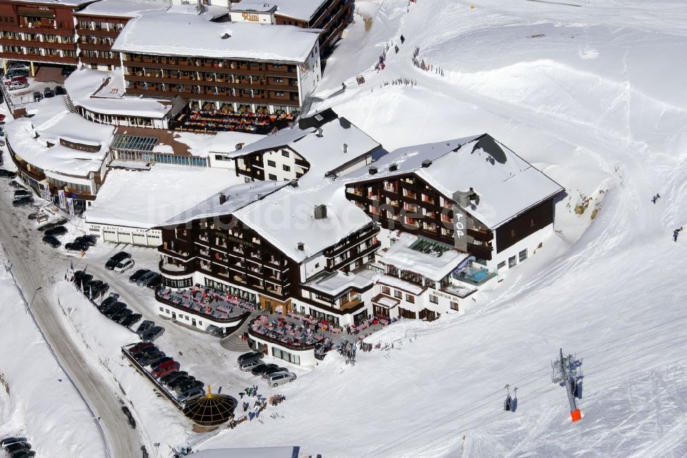 Gurgl von oben - Winterluftbild Gebäudekomplex der Hotelanlage Skigebiet Hochgurl-Obergurgl in Gurgl im Ötztal in Tirol, Österreich