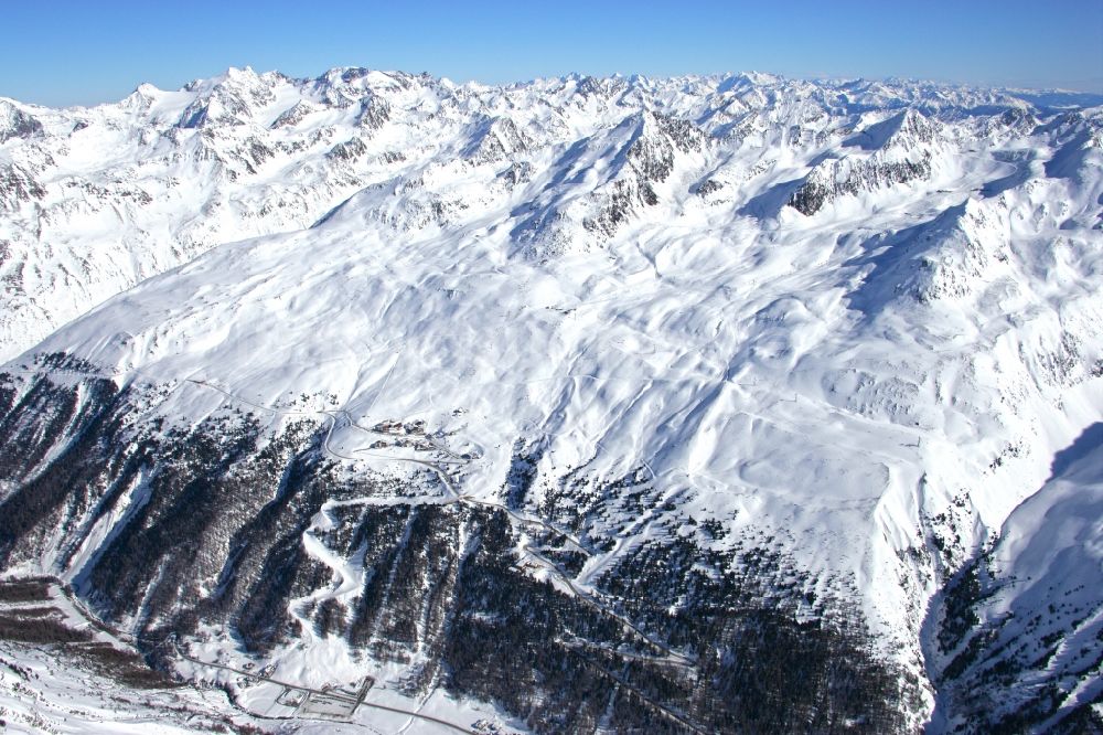 Gurgl aus der Vogelperspektive: Winterluftbild Gebäudekomplex der Hotelanlage Skigebiet Hochgurl-Obergurgl in Gurgl im Ötztal in Tirol, Österreich