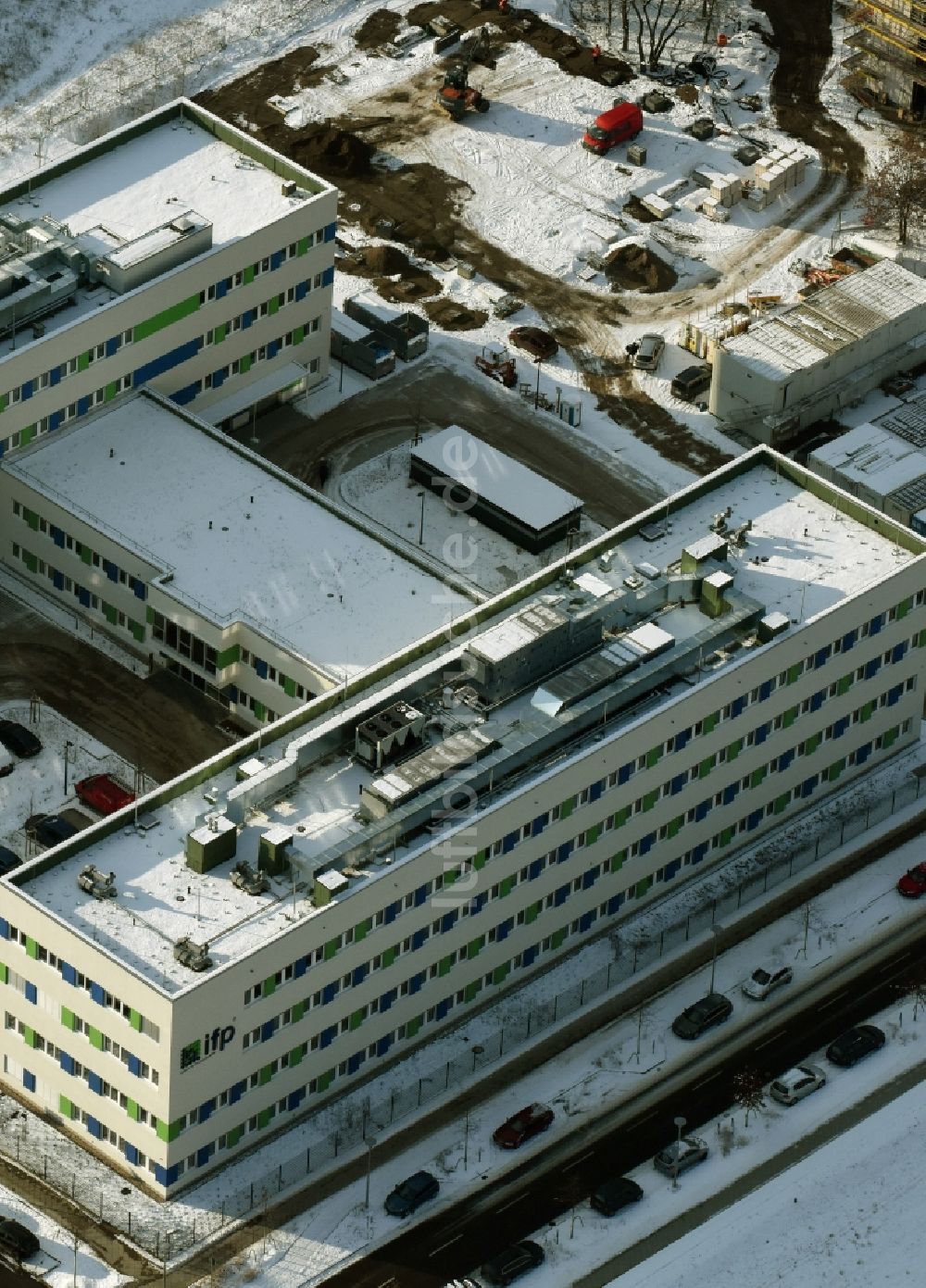 Berlin aus der Vogelperspektive: Winterluftbild Gebäudekomplex des ifp Institut für Produktqualität GmbH in Berlin