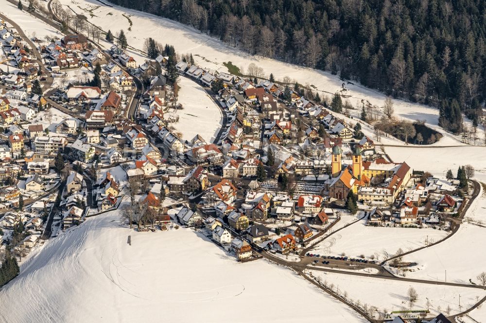Luftbild Sankt Märgen - Winterluftbild Gebäudekomplex des Klosters und Kirche in Sankt Märgen und Ortsansicht im Bundesland Baden-Württemberg, Deutschland