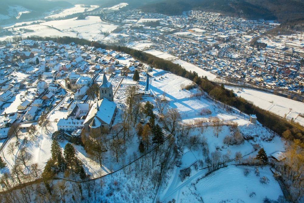 Marsberg aus der Vogelperspektive: Winterluftbild Gebäudekomplex des Klosters in Marsberg im Bundesland Nordrhein-Westfalen