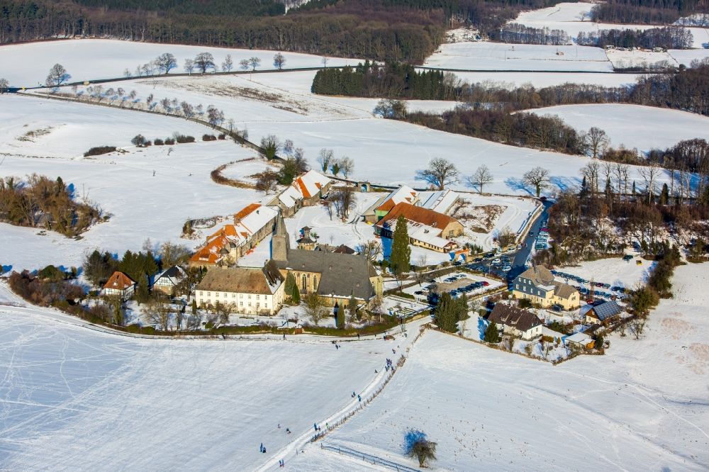 Luftaufnahme Arnsberg - Winterluftbild Gebäudekomplex des Klosters im Ortsteil Holzen in Arnsberg im Bundesland Nordrhein-Westfalen