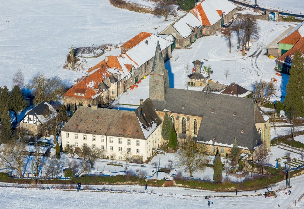 Arnsberg von oben - Winterluftbild Gebäudekomplex des Klosters im Ortsteil Holzen in Arnsberg im Bundesland Nordrhein-Westfalen