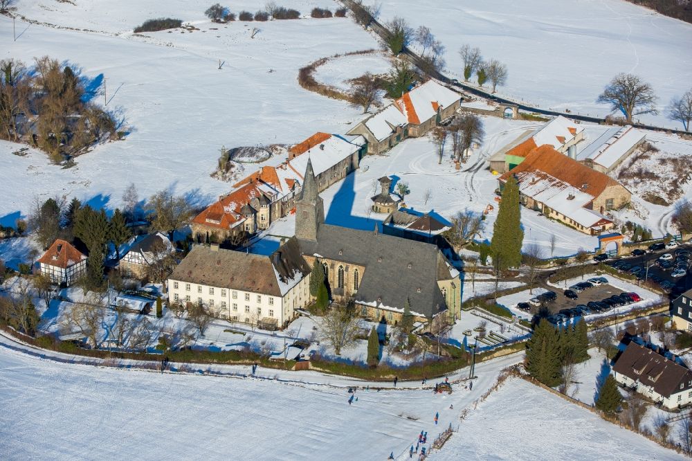 Arnsberg aus der Vogelperspektive: Winterluftbild Gebäudekomplex des Klosters im Ortsteil Holzen in Arnsberg im Bundesland Nordrhein-Westfalen