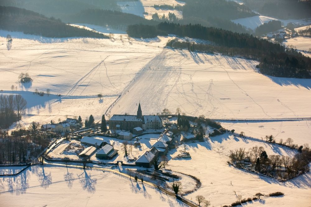 Luftbild Arnsberg - Winterluftbild Gebäudekomplex des Klosters im Ortsteil Holzen in Arnsberg im Bundesland Nordrhein-Westfalen