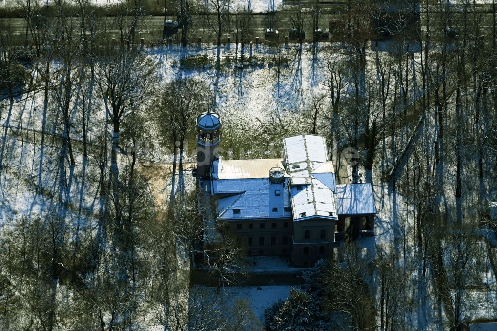 Luftaufnahme Berlin - Winterluftbild Gebäudekomplex im Schloßpark von Schloß Biesdorf in Berlin, Deutschland
