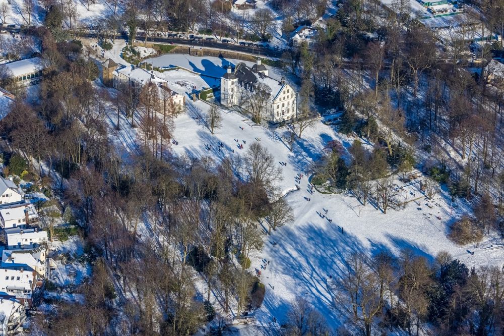 Luftbild Essen - Winterluftbild Gebäudekomplex im Schloßpark von Schloß Borbeck in Essen im Bundesland Nordrhein-Westfalen - NRW, Deutschland