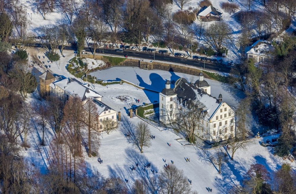 Essen von oben - Winterluftbild Gebäudekomplex im Schloßpark von Schloß Borbeck in Essen im Bundesland Nordrhein-Westfalen - NRW, Deutschland