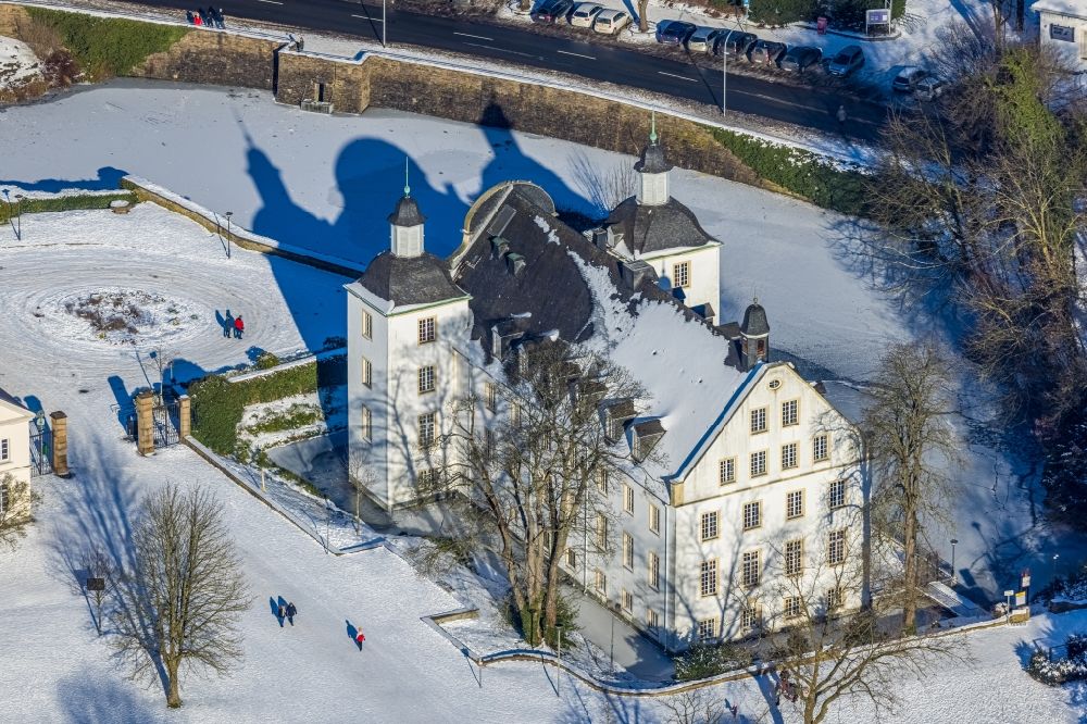 Essen aus der Vogelperspektive: Winterluftbild Gebäudekomplex im Schloßpark von Schloß Borbeck in Essen im Bundesland Nordrhein-Westfalen - NRW, Deutschland