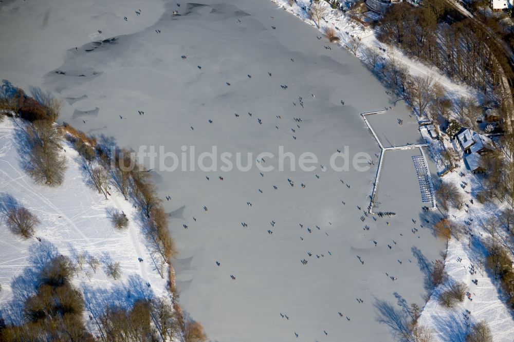 Luftaufnahme Münster - Winterluftbild Gefrorene Wasseroberfläche des Aasee in Münster im Bundesland Nordrhein-Westfalen, Deutschland