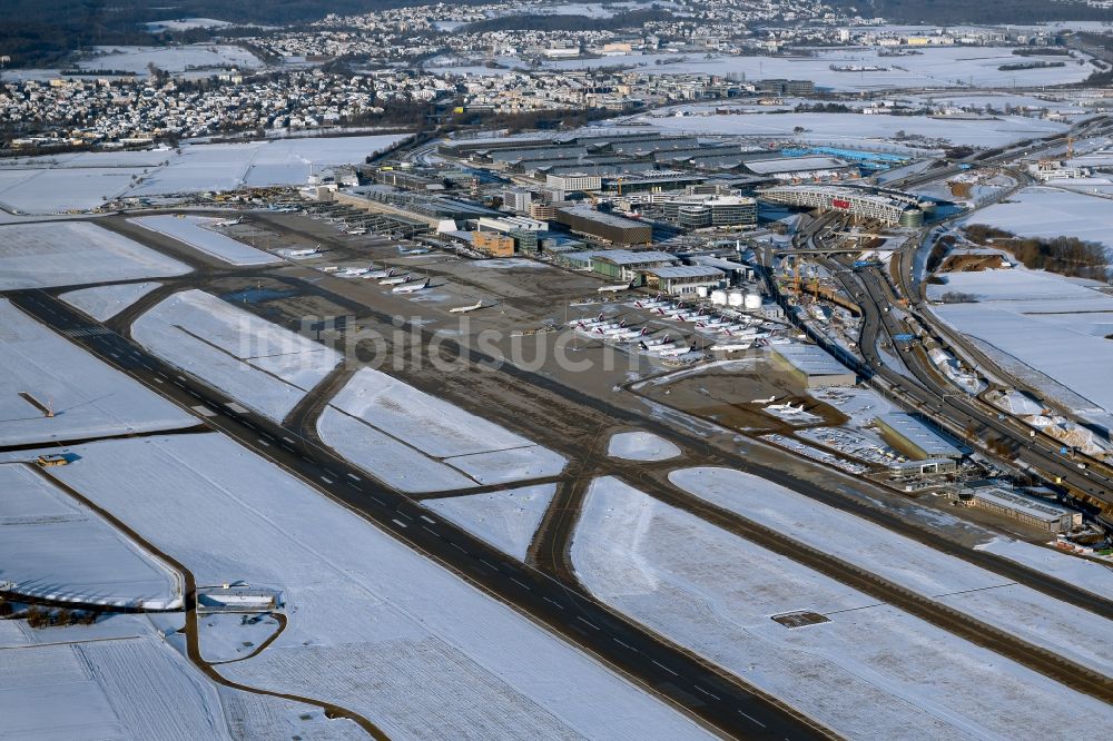 Luftbild Stuttgart - Winterluftbild Gelände des Flughafen in Stuttgart im Bundesland Baden-Württemberg, Deutschland