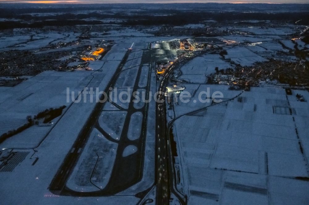 Stuttgart aus der Vogelperspektive: Winterluftbild Gelände des Flughafen in Stuttgart im Bundesland Baden-Württemberg, Deutschland