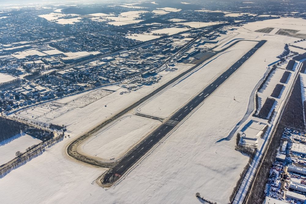 Luftaufnahme Dortmund - Winterluftbild Gelände des Flughafen in Dortmund im Bundesland Nordrhein-Westfalen, Deutschland