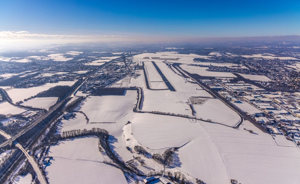 Dortmund von oben - Winterluftbild Gelände des Flughafen in Dortmund im Bundesland Nordrhein-Westfalen, Deutschland