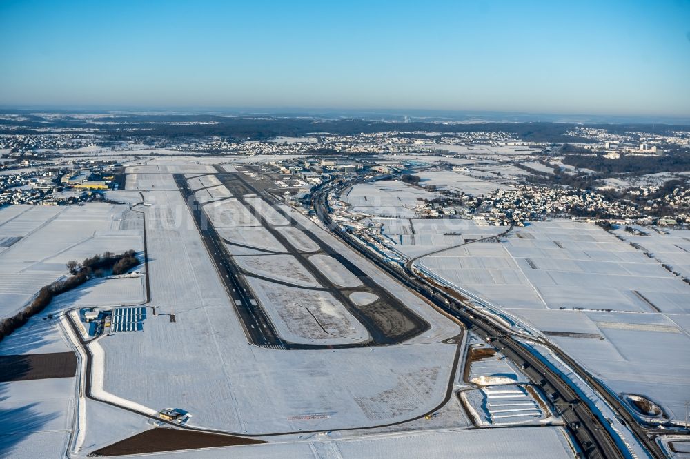 Stuttgart von oben - Winterluftbild Gelände des Flughafen in Stuttgart im Bundesland Baden-Württemberg, Deutschland