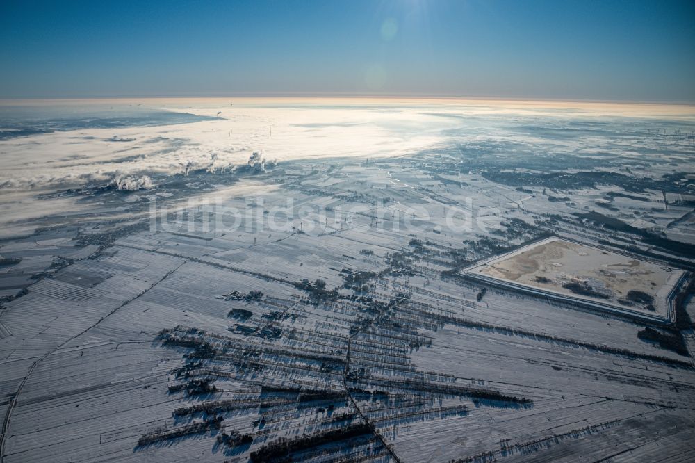 Hammah aus der Vogelperspektive: Winterluftbild Gelände der Rotschlammdeponie in Hammah im Bundesland Niedersachsen, Deutschland