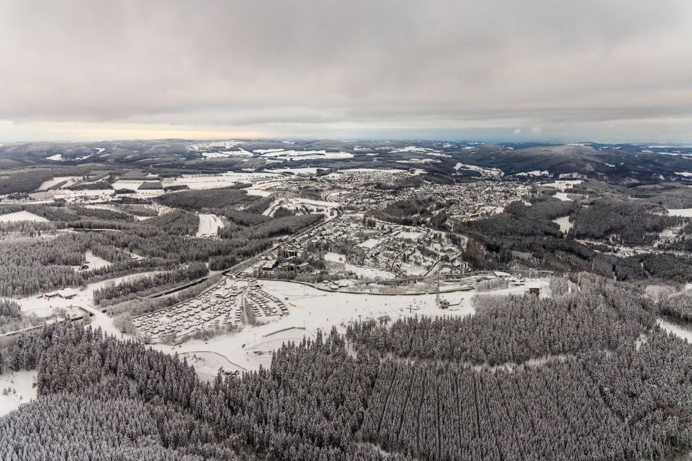 Luftaufnahme Winterberg - Winterluftbild Gesamtübersicht mit Außenbezirken und Innenstadtbereich in Winterberg im Bundesland Nordrhein-Westfalen, Deutschland