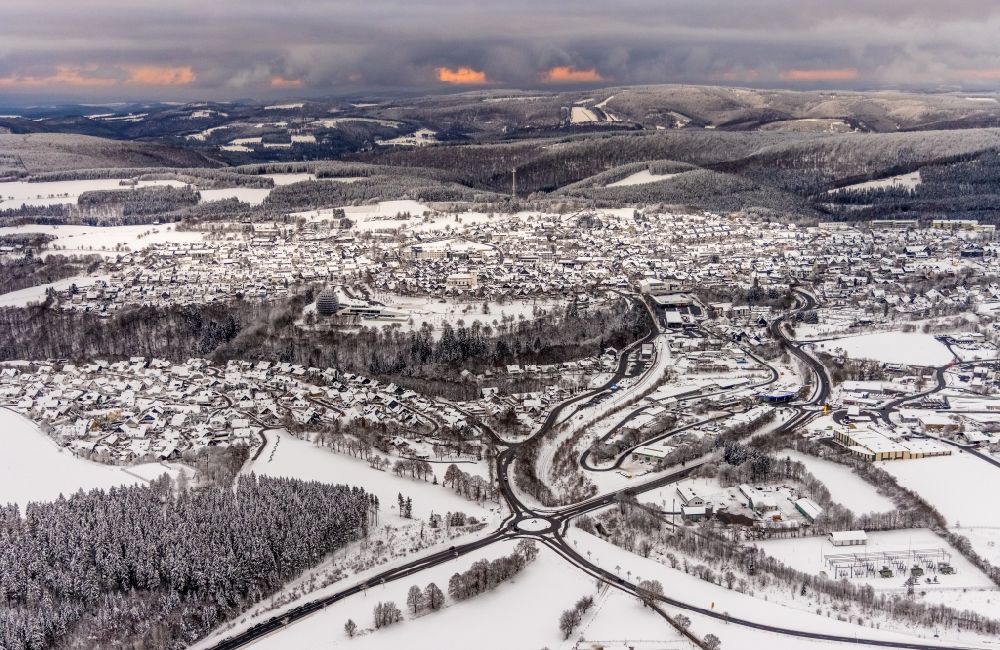 Luftbild Winterberg - Winterluftbild Gesamtübersicht mit Außenbezirken und Innenstadtbereich in Winterberg im Bundesland Nordrhein-Westfalen, Deutschland
