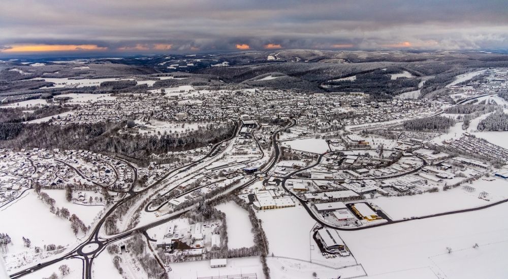 Luftaufnahme Winterberg - Winterluftbild Gesamtübersicht mit Außenbezirken und Innenstadtbereich in Winterberg im Bundesland Nordrhein-Westfalen, Deutschland