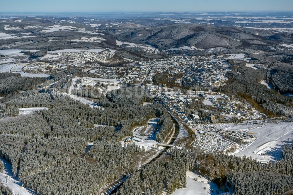 Winterberg von oben - Winterluftbild Gesamtübersicht mit Außenbezirken und Innenstadtbereich in Winterberg im Bundesland Nordrhein-Westfalen, Deutschland