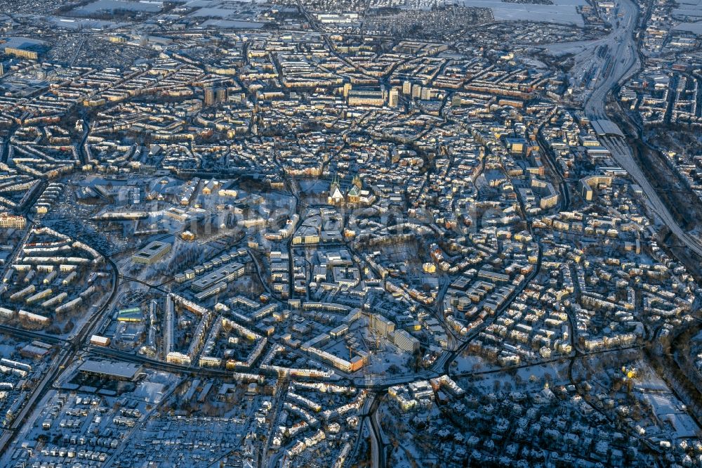 Luftbild Erfurt - Winterluftbild Gesamtübersicht und Stadtgebiet mit Außenbezirken und Innenstadtbereich in Erfurt im Bundesland Thüringen, Deutschland
