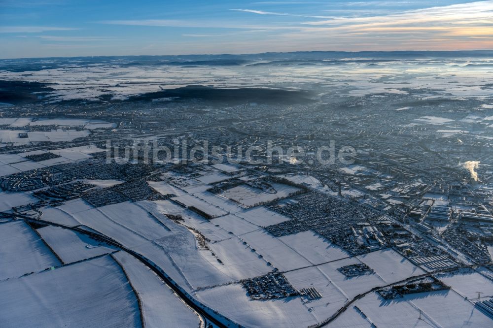 Erfurt von oben - Winterluftbild Gesamtübersicht und Stadtgebiet mit Außenbezirken und Innenstadtbereich in Erfurt im Bundesland Thüringen, Deutschland