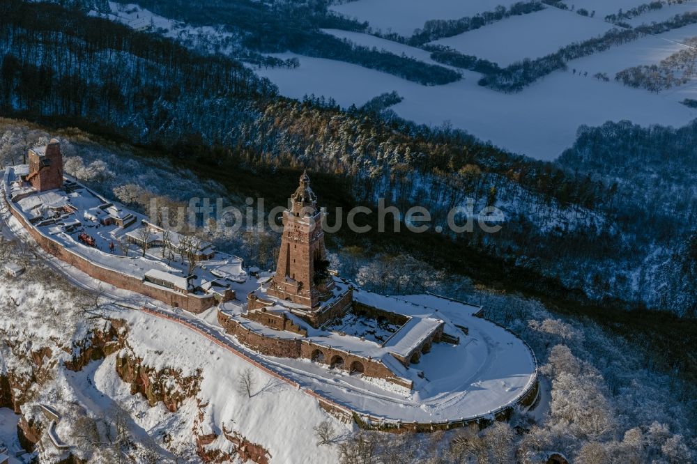Luftaufnahme Kyffhäuserland - Winterluftbild Geschichts- Denkmal Kyffhäuserdenkmals bei Steinthaleben in Kyffhäuserland im Bundesland Thüringen
