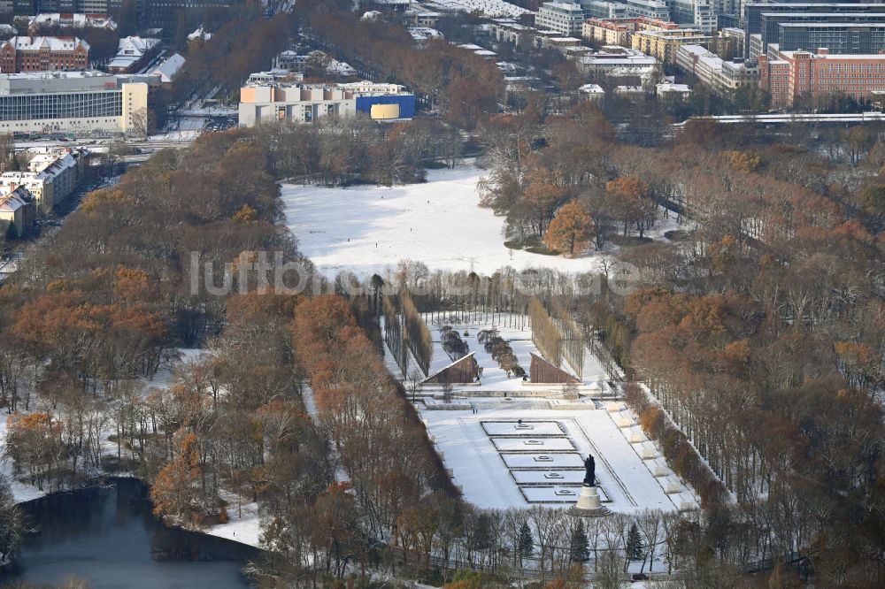Berlin von oben - Winterluftbild Geschichts- Denkmal Sowjetisches Ehrenmal Treptow in Berlin, Deutschland