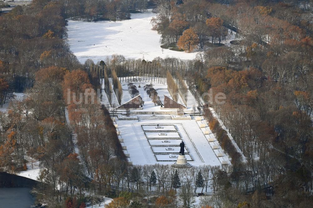 Luftbild Berlin - Winterluftbild Geschichts- Denkmal Sowjetisches Ehrenmal Treptow in Berlin, Deutschland
