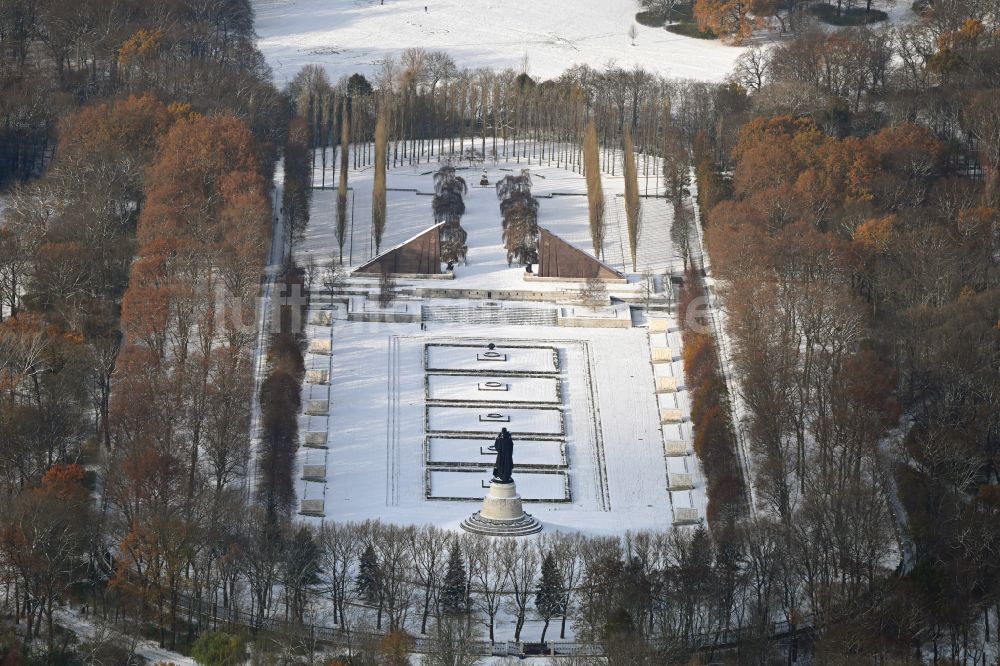 Luftaufnahme Berlin - Winterluftbild Geschichts- Denkmal Sowjetisches Ehrenmal Treptow in Berlin, Deutschland