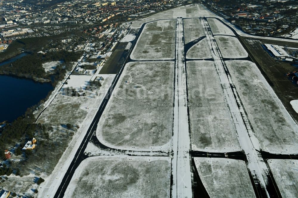Luftbild Berlin - Winterluftbild Gesperrte Startbahn auf dem Gelände des ehemaligen Flughafen im Ortsteil Tegel in Berlin, Deutschland
