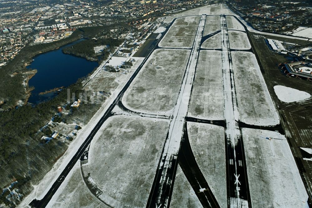 Luftaufnahme Berlin - Winterluftbild Gesperrte Startbahn auf dem Gelände des ehemaligen Flughafen im Ortsteil Tegel in Berlin, Deutschland