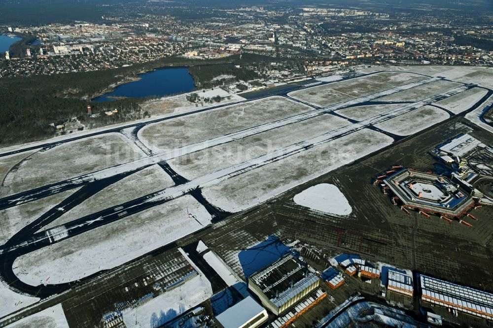 Berlin von oben - Winterluftbild Gesperrte Startbahn auf dem Gelände des ehemaligen Flughafen im Ortsteil Tegel in Berlin, Deutschland