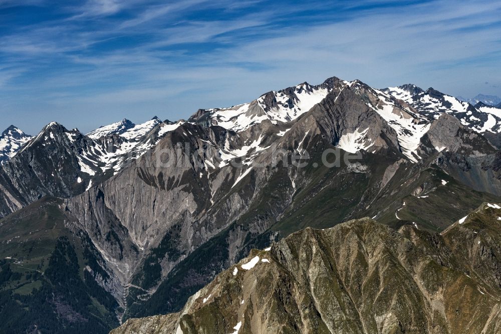 Gruben aus der Vogelperspektive: Winterluftbild Gipfel der Alpen in der Felsen- und Berglandschaft in Gruben in Tirol, Österreich