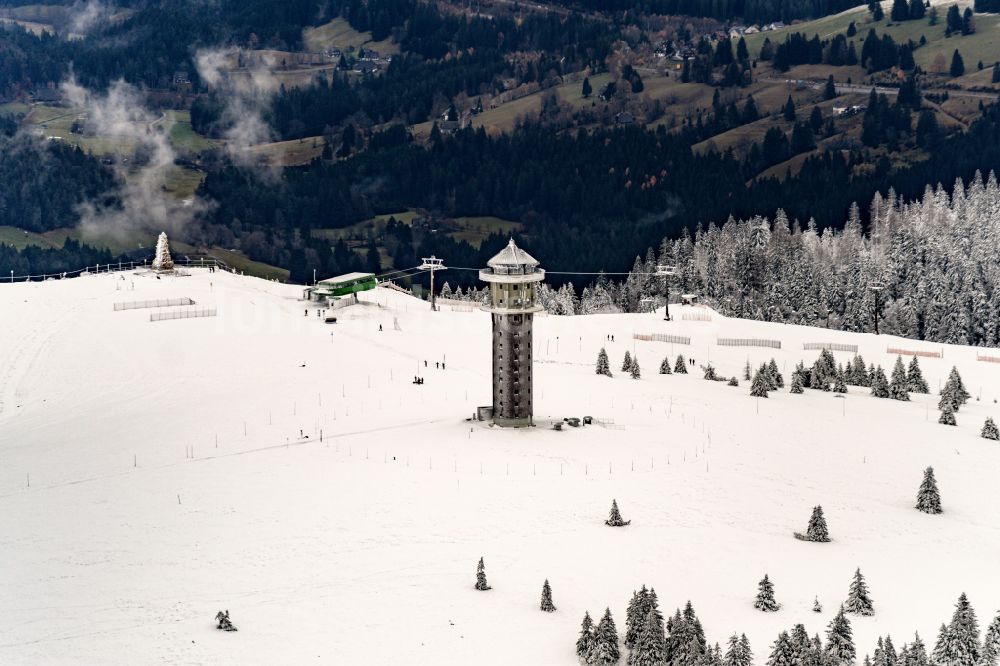 Feldberg (Schwarzwald) aus der Vogelperspektive: Winterluftbild Gipfel des Feldberg in der Felsen- und Berglandschaft in Feldberg (Schwarzwald) im Bundesland Baden-Württemberg