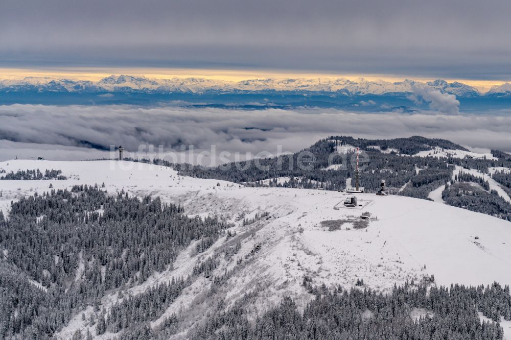 Luftbild Feldberg (Schwarzwald) - Winterluftbild Gipfel des Feldberg in der Felsen- und Berglandschaft in Feldberg (Schwarzwald) im Bundesland Baden-Württemberg