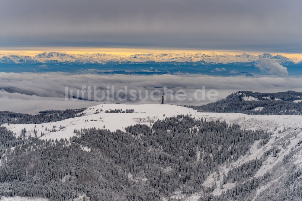 Luftaufnahme Feldberg (Schwarzwald) - Winterluftbild Gipfel des Feldberg in der Felsen- und Berglandschaft in Feldberg (Schwarzwald) im Bundesland Baden-Württemberg