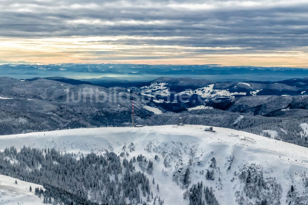 Feldberg (Schwarzwald) aus der Vogelperspektive: Winterluftbild Gipfel in der Felsen- und Berglandschaft in Feldberg (Schwarzwald) im Bundesland Baden-Württemberg, Deutschland
