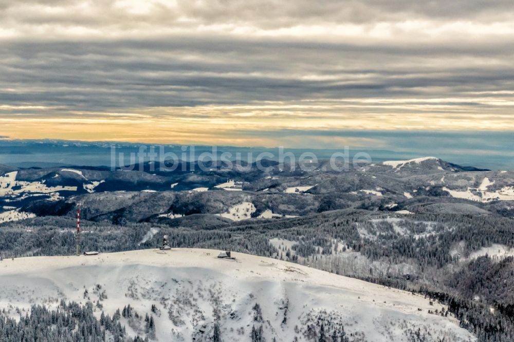 Feldberg (Schwarzwald) von oben - Winterluftbild Gipfel in der Felsen- und Berglandschaft in Feldberg (Schwarzwald) im Bundesland Baden-Württemberg, Deutschland