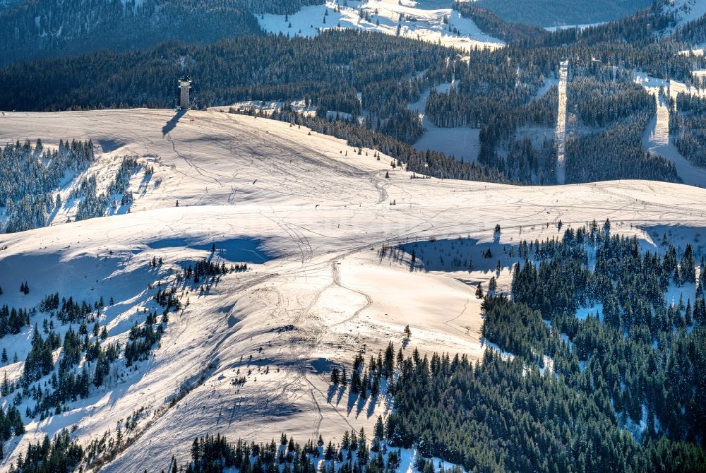 Luftaufnahme Feldberg (Schwarzwald) - Winterluftbild Gipfel in der Felsen- und Berglandschaft in Feldberg (Schwarzwald) im Bundesland Baden-Württemberg, Deutschland