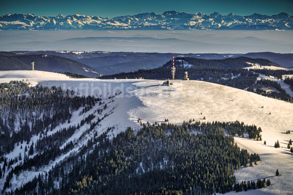 Luftaufnahme Feldberg (Schwarzwald) - Winterluftbild Gipfel in der Felsen- und Berglandschaft in Feldberg (Schwarzwald) im Bundesland Baden-Württemberg, Deutschland