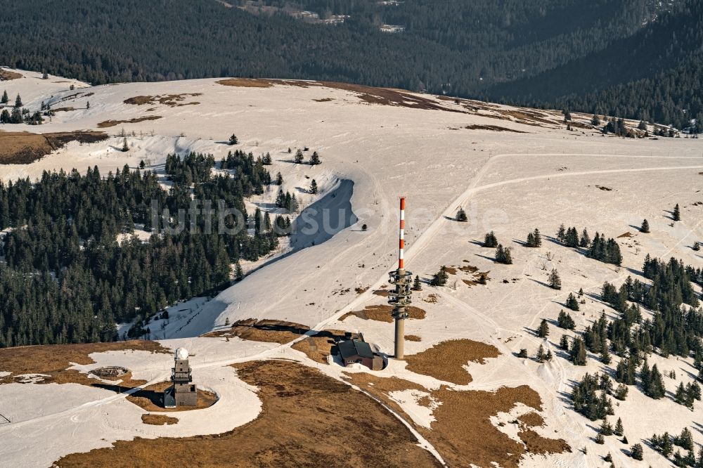Luftbild Feldberg (Schwarzwald) - Winterluftbild Gipfel in der Felsen- und Berglandschaft in Feldberg (Schwarzwald) im Bundesland Baden-Württemberg, Deutschland