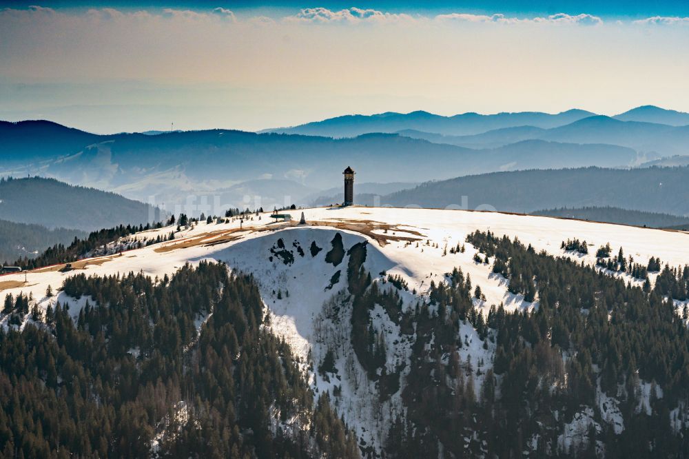 Feldberg (Schwarzwald) von oben - Winterluftbild Gipfel in der Felsen- und Berglandschaft in Feldberg (Schwarzwald) im Bundesland Baden-Württemberg, Deutschland