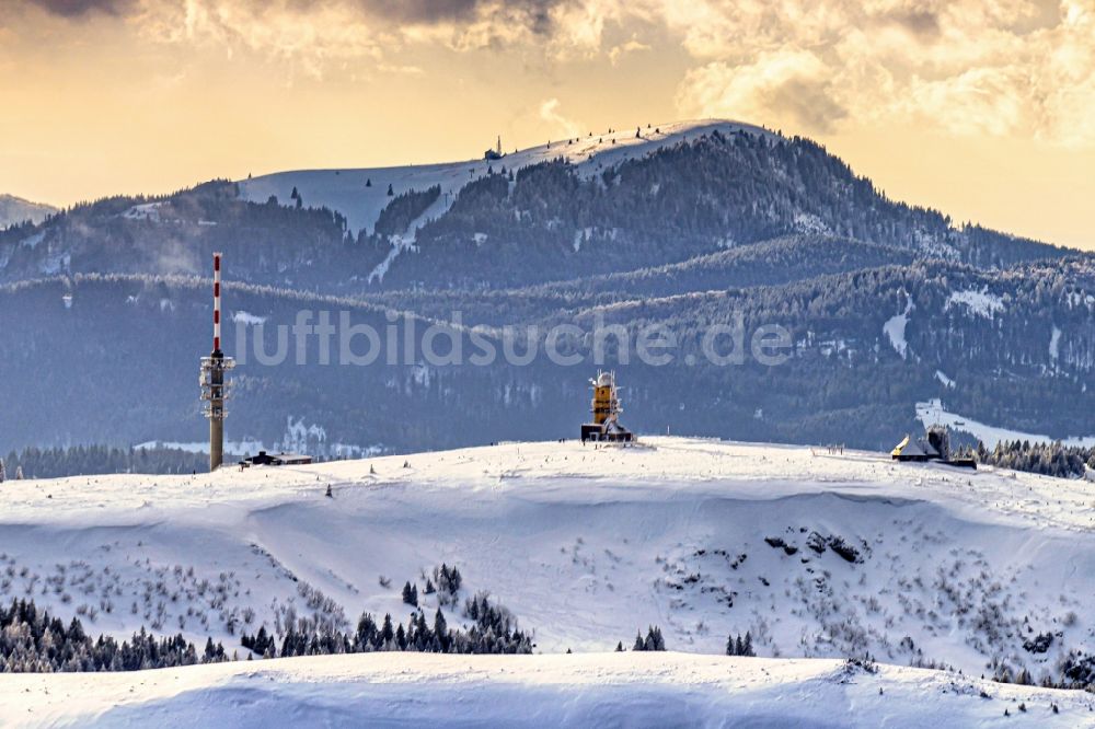 Feldberg (Schwarzwald) aus der Vogelperspektive: Winterluftbild Gipfel in der Felsen- und Berglandschaft in Feldberg (Schwarzwald) im Bundesland Baden-Württemberg, Deutschland