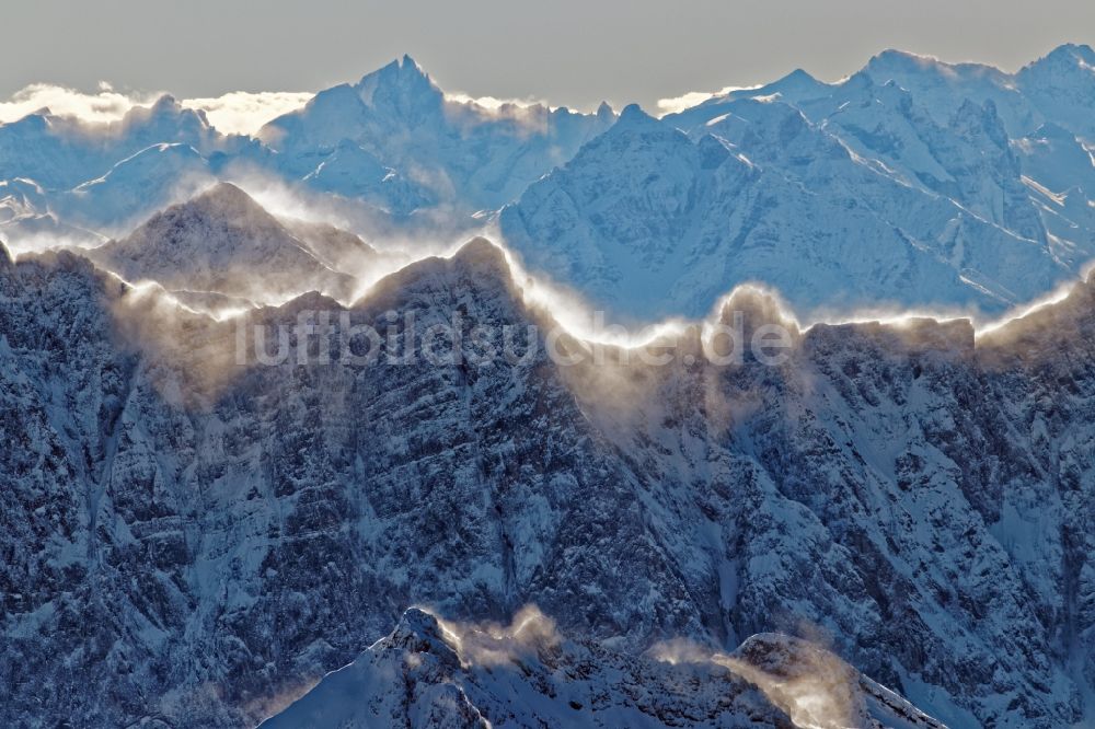 Luftaufnahme Leutasch - Winterluftbild Gipfel und Grate mit Schneewehen im Gegenlicht in der Felsen- und Berglandschaft der Alpen bei Seefeld in Tirol in Österreich