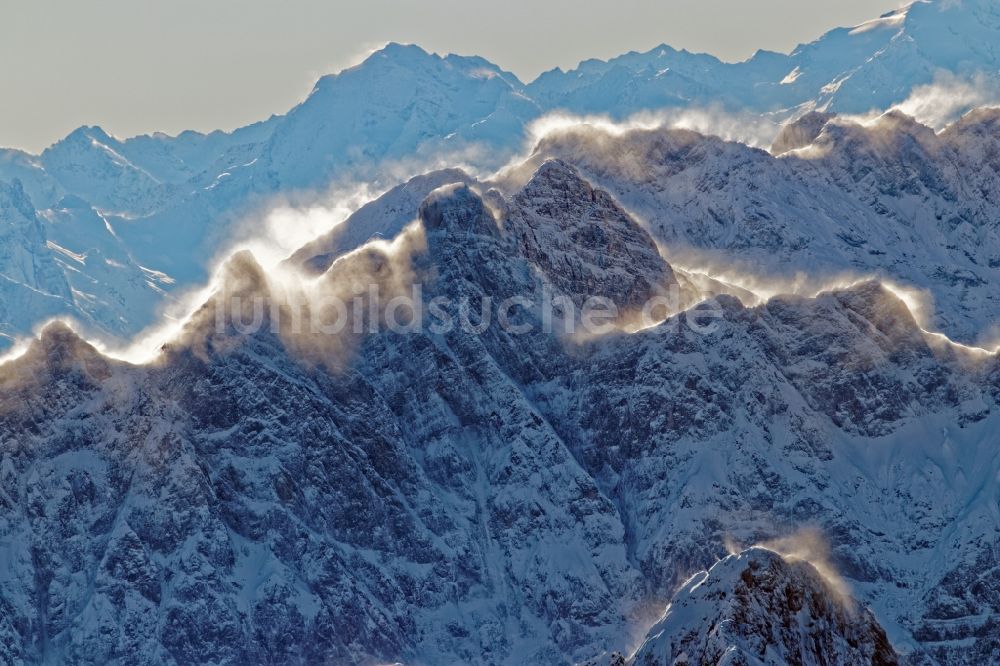 Leutasch von oben - Winterluftbild Gipfel und Grate mit Schneewehen im Gegenlicht in der Felsen- und Berglandschaft der Alpen bei Seefeld in Tirol in Österreich